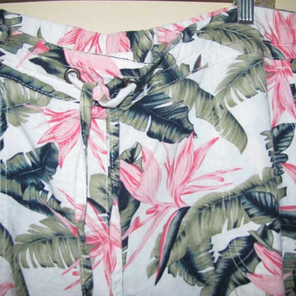 Hawaiin print shorts with pull string tie in front - size fits like an XXL - Picture 2 of 5